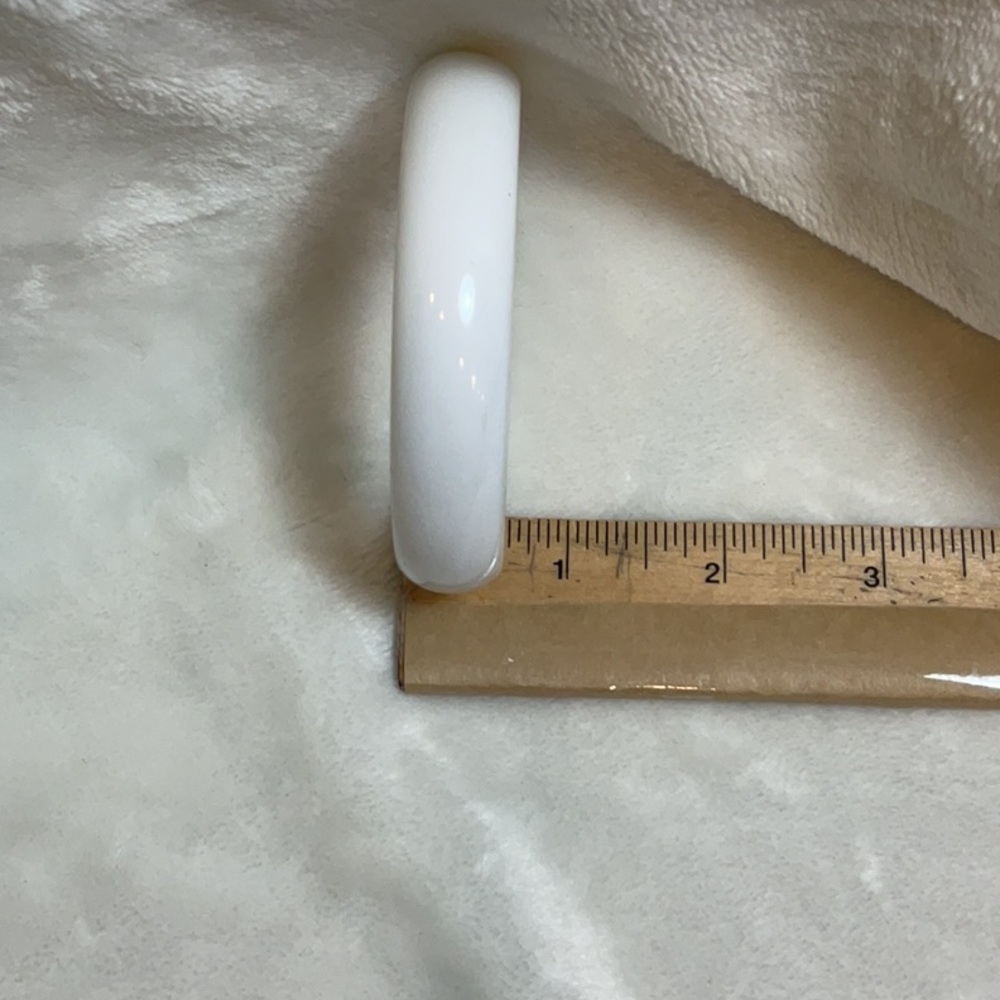 Vintage plastic bracelets. Set of four. Three different widths of bands. - Picture 5 of 5